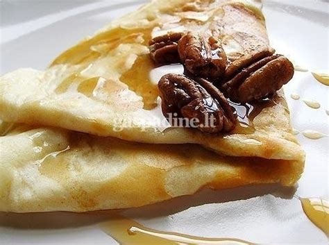 Kukurūzų miltų blynai su pekano riešutų padažu ir klevų sirupu