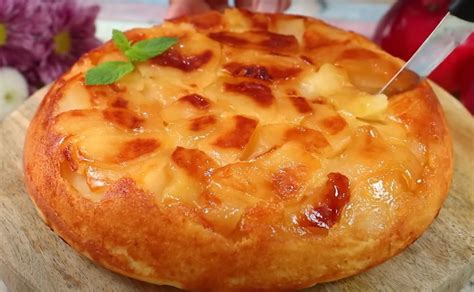 Sviestinio obuolių pyrago paruošta tešla ir obuoliai