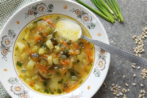 Vaizdas su paruošta agurkų sriuba su perlinėmis kruopomis