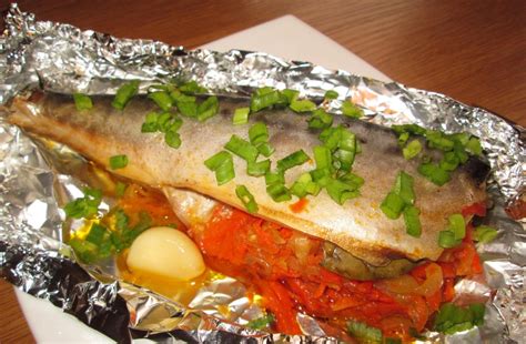Skumbrė kepama folijoje su daržovėmis