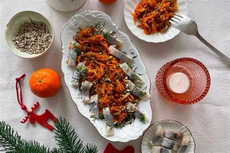 Įvairios daržovės ir silkė, paruoštos patiekalui