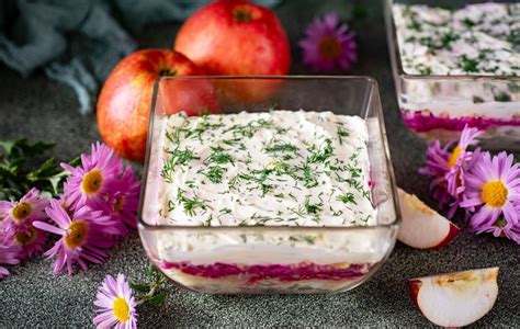 Silkė pataluose su obuoliais, estetiškai patiekta