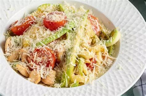 Šviežiai paruoštas širataki makaronų patiekalas