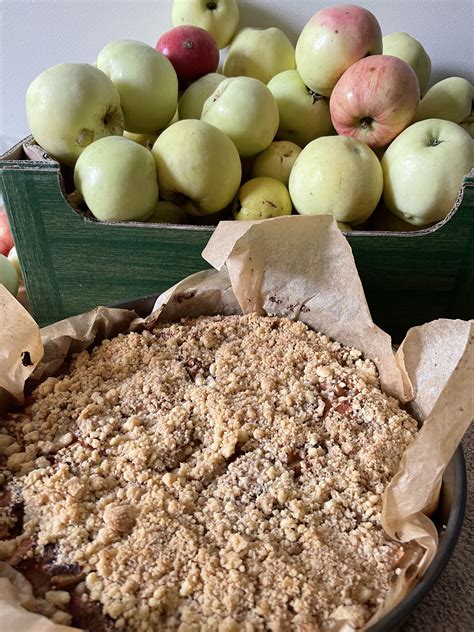 Sluoksniavimas obuolių ir varškės trupininio pyrago