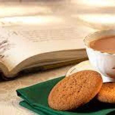 Nuotrauka su paruoštais avižiniais sausainiais ir arbata