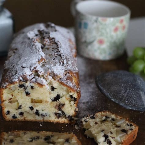 Nuotrauka supjaustyto pyrago su kriaušėmis ir šokoladu