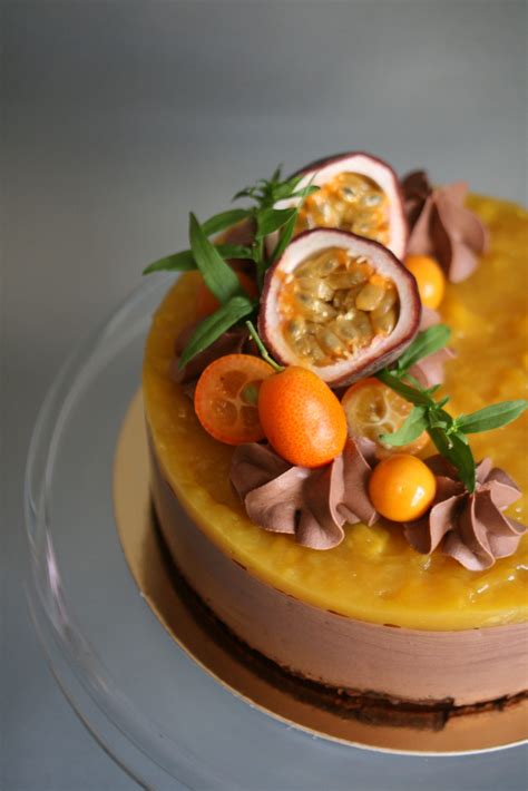 Nuotrauka su įvairiais kakavinio pyrago papuošimo variantais