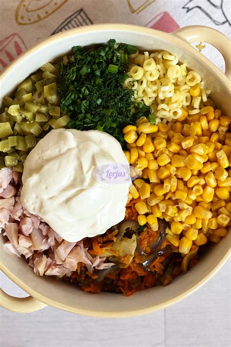 Nuotrauka su skirtingais picų, burgerių ir makaronų patiekalais