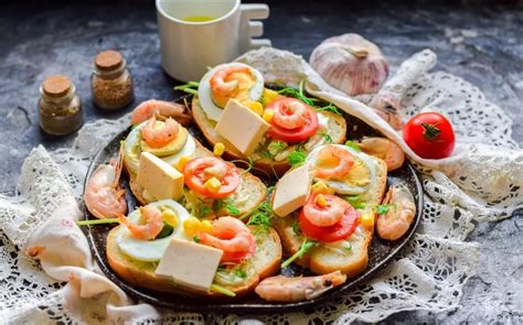 Paruoštas švediškas kiaušinis su krevetėmis ant duonos