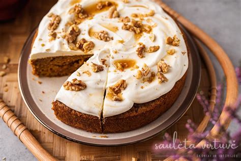 Morkų pyragas su sūrio kremu ir riešutais