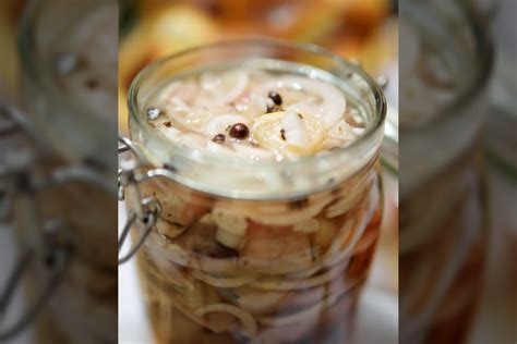 Stiklainis su marinuota silke