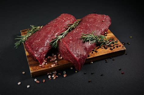 Šviežia mėsa parduotuvės vitrinoje