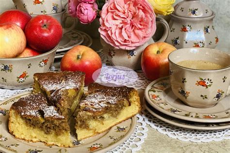 Obuolių pyrago gabalėlis su kava