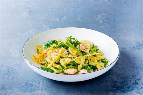 Išvirti makaronai su lašiša ir špinatais lėkštėje