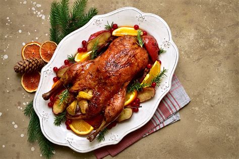 Žąsis su obuoliais ir daržovėmis paruošta kepimui