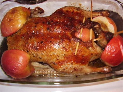 Kepta žąsis su obuoliais ir daržovėmis ant lėkštės