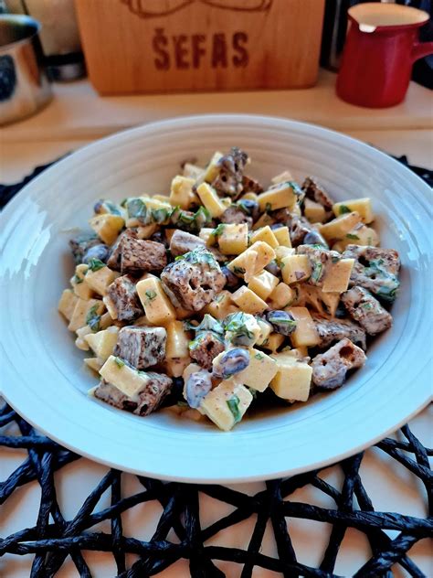 Serviruotas keptos žąsies su obuoliais patiekalas