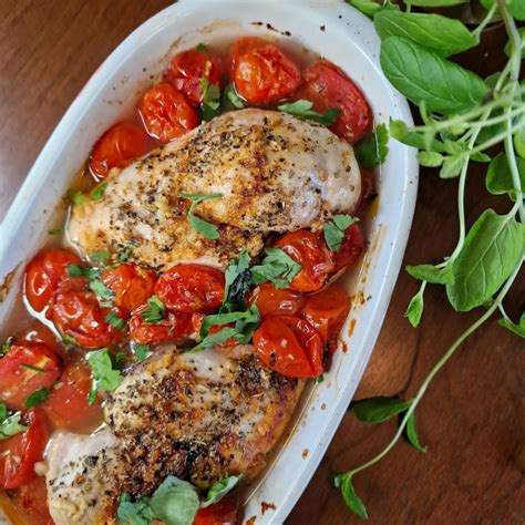 Vištienos krūtinėlė su pomidorais ir bazilikais