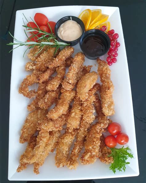 Vištienos juostelės su keptomis bulvėmis