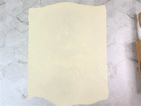 Plonai iškočiota tešla šimtalapiui