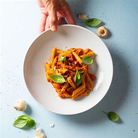 Istorinis vaizdas itališkų makaronų su padažu