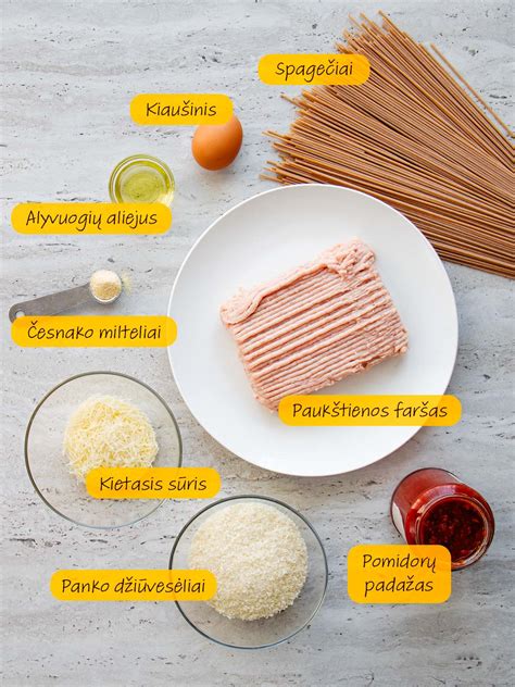 Įvairūs makaronų ir mėsos ingredientai