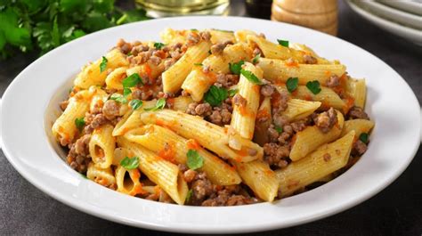 Paruoštas patiekalas - makaronai su troškinta žvėriena