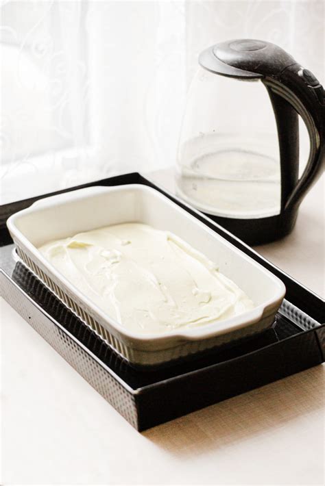 Sūrio pyragas kepamas vandens vonelėje