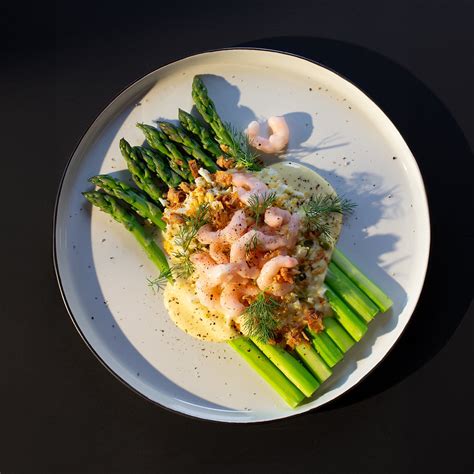 traškūs smidrai su sūriu ir džiūvėsėliais