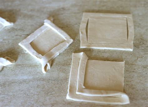 Sluoksniuotos tešlos dėjimas į formą