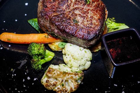 Jautienos išpjovos kepsnys su daržovėmis ir burokėlių padažu