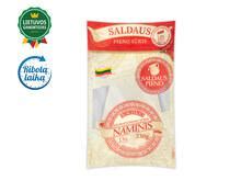 Estetiškai pateiktas naminis saldaus pieno sūris su žolelėmis