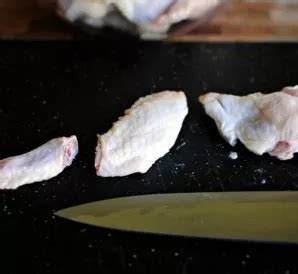 Vištienos sparnelių galiukų susukimas