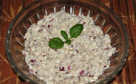 Sluoksniuota skumbrė ir svogūnai