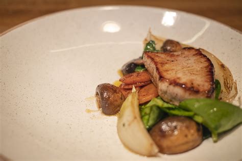 Kiaulienos nugarinė su keptomis daržovėmis