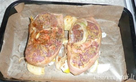 įdarytos kiaulių žarnos ruošiamos kepti
