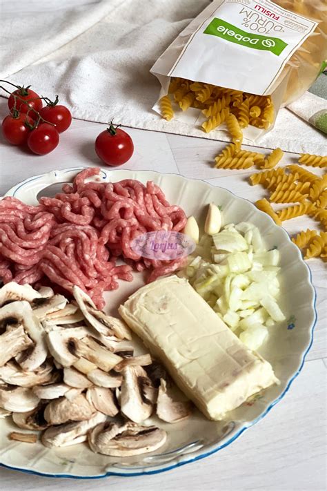 Ingredientai sriubai su malta mėsa ir grūdais