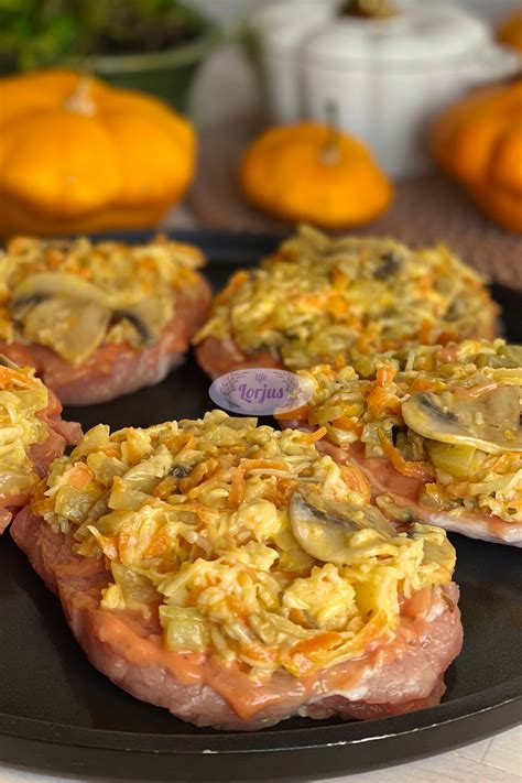 Paruošti kiaulienos nugarinės kepsniai su sūriu ir pievagrybiais