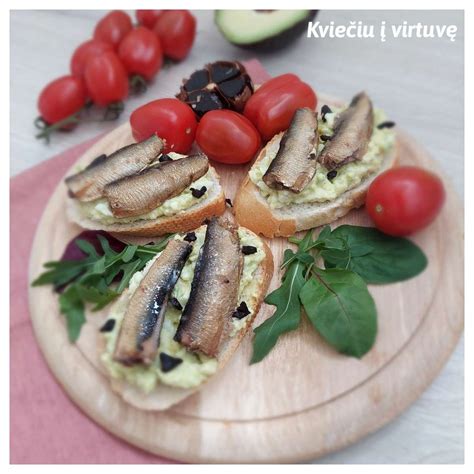 nuotrauka su klasikiniais sumuštiniais su šprotais ir kiaušinių užtepėle