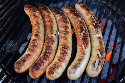 Įvairių rūšių dešrelės ant grotelių