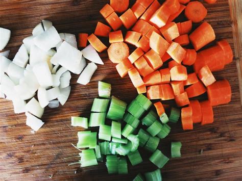 Įvairios daržovės, supjaustytos gabaliukais ir paruoštos kepimui