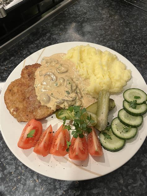 Kiaulienos kepsnys su troškintomis daržovėmis ir bulvėmis lėkštėje