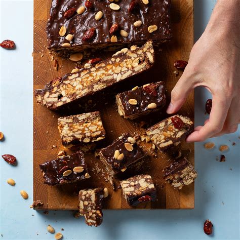 Tinginys su karamelinių riešutų įdaru ir šokoladu