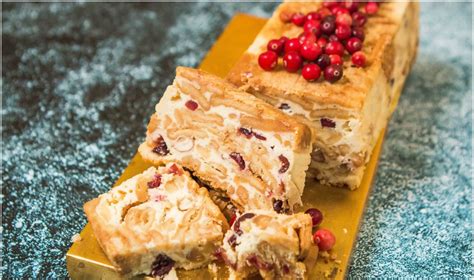 Keptas varškės tinginys su spanguolėmis ir sausainiais