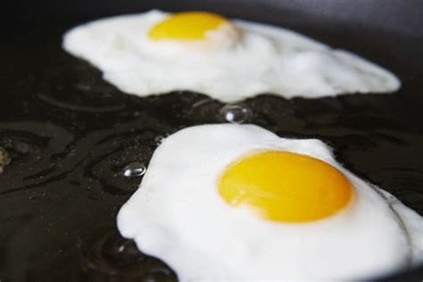 Kiaušinių tryniai ir pienas ruošiant vanilinį padažą