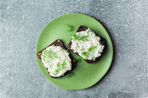 Turistai ragauja lietuviškos juodos duonos