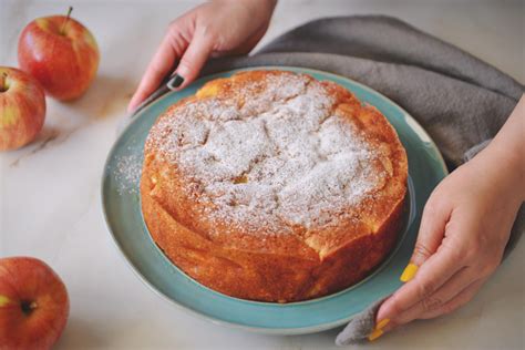 Marcipaninis pyragas ant stalo