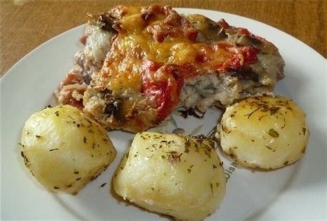 lėkštė su kepta kiauliena ir daržovėmis