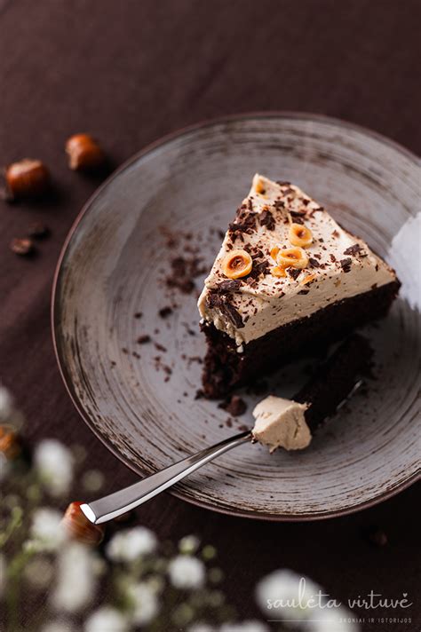 Nekeptas šokoladinis pyragas su karameliniu kremu