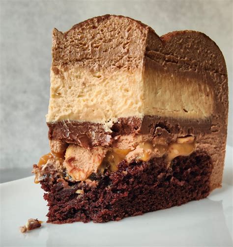 Šokoladinis tortas su karamele ir riešutais